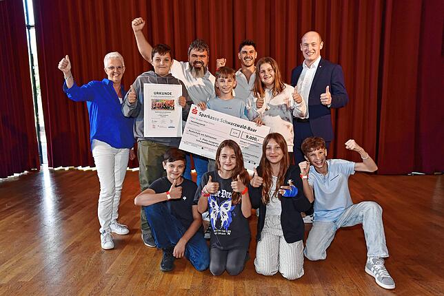 Die Realschule am Salinensee gewinnt 9000 Euro. Da freut sich auch der Bad Dürrheimer Bürgermeister Jonathan Berggötz (rechts)