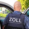 Ein Mitarbeiter des Zolls im Einsatz in Lindau (Archvbild).