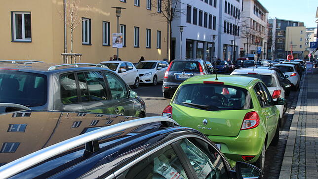Der Parkdruck in Friedrichshafen, hier die Charlottenstraße an einem gewöhnlichen Dienstag, ist hoch. Aber auch nachts sind die ...