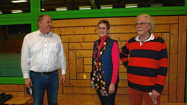 Als neue Ortschäftsräte im Böhringer Rat hieß Orstvorsteher Bernhard Diehl (links) die Nachrücker Heike Suhr und Volker Waller (beide ...