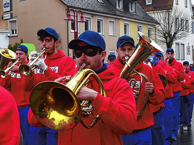 Die Musikkapelle Wintersulgen war als Panzerknacker unterwegs. Unser Bild zeigt sie ganz in der Nähe der Sparkasse. Wegen der großen ...