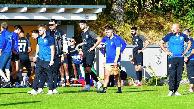 Aufklärung: Trainer Sascha Müller (rechts) und einige Spieler des TuS Stetten sind &ndash; ebenso wie Trainer und Spieler des SV Buch ...