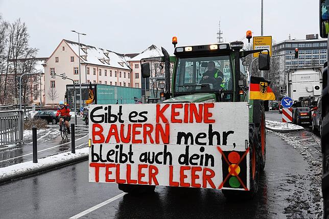 Bild 11: Traktoren umrunden die Stadt: Jetzt demonstrieren die Landwirte auch in Konstanz!