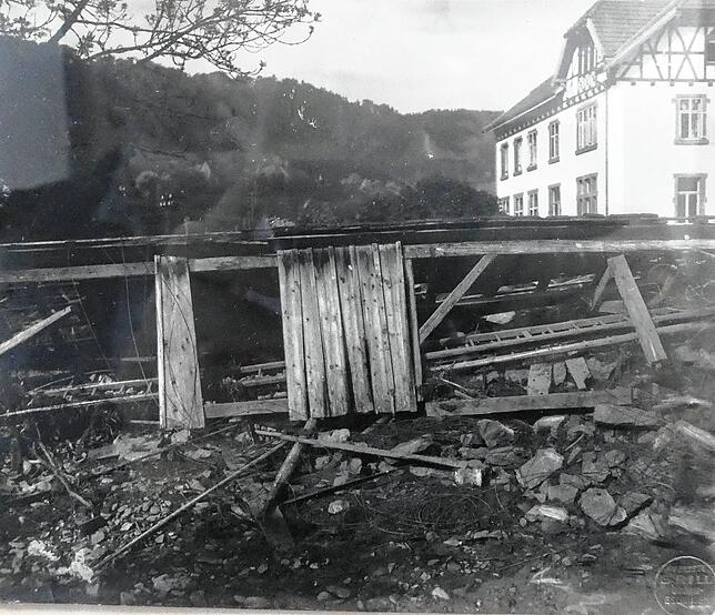 So sah es nach dem Hochwasser vor dem Schulgebäude im Hintergrund aus.