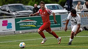 Später Ausgleich: Patrick Budde (links, gegen Andre Alves Ferreira) machte im Spiel gegen den FC Tiengen 08 kurz vor Schluss den Ausgleich.