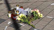 Markierungen mit Sprühfarben und Trauerbekundungen sind auf einem Parkplatz zu sehen. Nach einem Streit auf einem Parkplatz soll ein ...