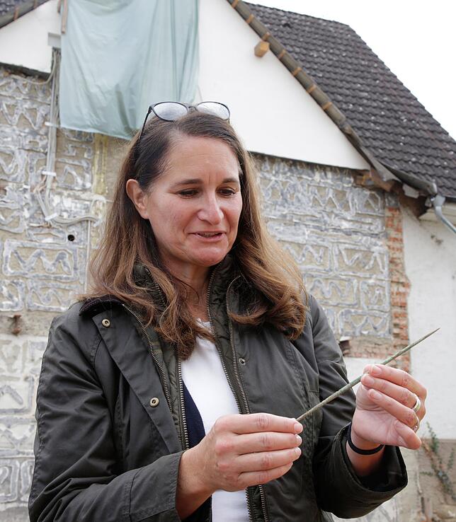 Sandra Schmidt mit einer Nadel, die die Archäologen auf ihrem Bauplatz gefunden haben.