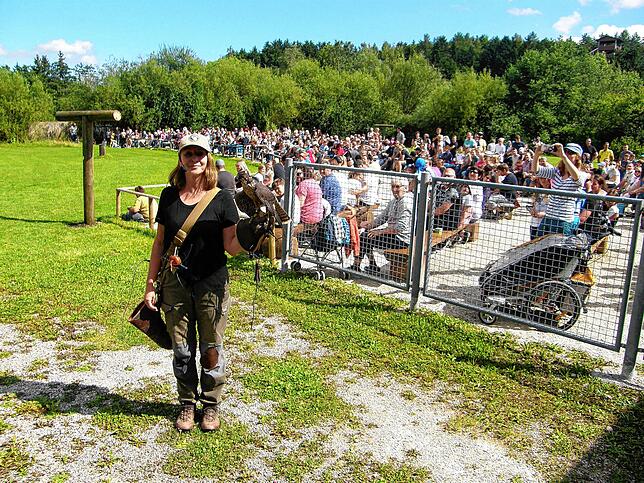 Alexa Meininghaus, hier mit einem Jungfalken, ist die neue Falknerin im Wildparks.