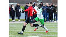 Nicolai Rall (FC Königsfeld,links) und Alieu Sarr (DJK Donaueschingen) im Zweikampf um den Ball. Auch wenn Rall hier die Nase vorn hat, ...
