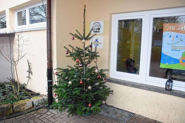Auch die Flößerschule in Wallbach grüßt mit einem Weihnachtsbaum.