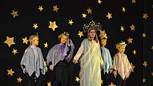 Eine Szene aus dem Kindermusical: Die Sternenmutter erlaubt den Sternenkindern einem Blick auf Erde am Tag. Bild: Christiane Sahli