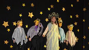 Eine Szene aus dem Kindermusical: Die Sternenmutter erlaubt den Sternenkindern einem Blick auf Erde am Tag. Bild: Christiane Sahli