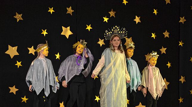 Eine Szene aus dem Kindermusical: Die Sternenmutter erlaubt den Sternenkindern einem Blick auf Erde am Tag. Bild: Christiane Sahli