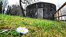 Ein ausgedienter Bunker aus dem zweiten Weltkrieg steht in einem Wohnviertel von Friedrichshafen.