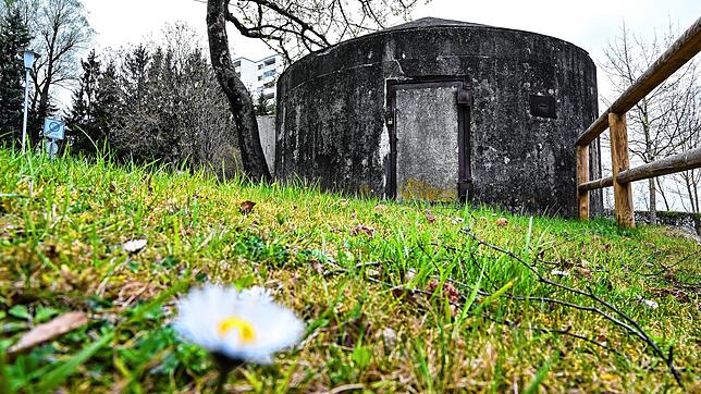 Ein ausgedienter Bunker aus dem zweiten Weltkrieg steht in einem Wohnviertel von Friedrichshafen.