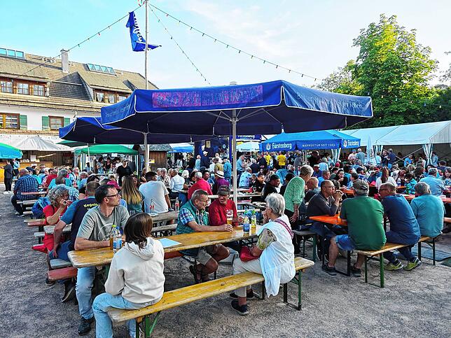 Am Samstagabend genießen die Besucher des Unterkirnacher Dorffestes auf dem Mühlenplatz das gemütliche Ambiente.