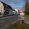 Ein Schild macht darauf aufmerksam: 30 Stundenkilometer zwischen 22 und 6 Uhr morgens auf einem Teilstück der Hohenkrähenstraße. Die ...