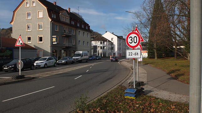 Ein Schild macht darauf aufmerksam: 30 Stundenkilometer zwischen 22 und 6 Uhr morgens auf einem Teilstück der Hohenkrähenstraße. Die ...