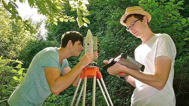 Akribisch: Die Auszubildenden der Vermessungstechnik, Patrick Rexhepi und Philipp Schmid, hatten bei der Bestimmung der Burgaußenmauern ...