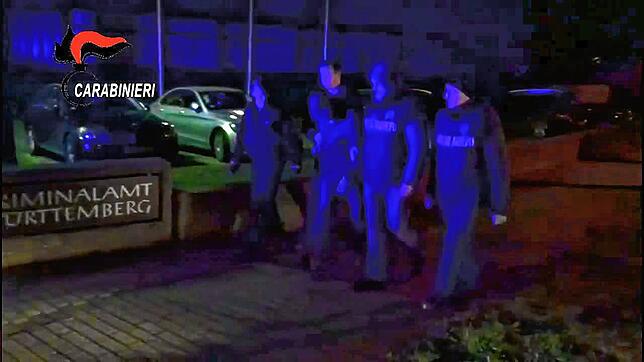 Der Screenshot aus einem Video der italienischen Gendarmerie zeigt Carabinieri, die am frühen Morgen des 09.01.2018 nach einer Razzia ...