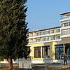 Eingeschossig liegt der Flachbau der neuen Geriatrie-Station, die in Modulbauweise erstellt ist, vor dem Haupthaus des Helios-Spitals. ...