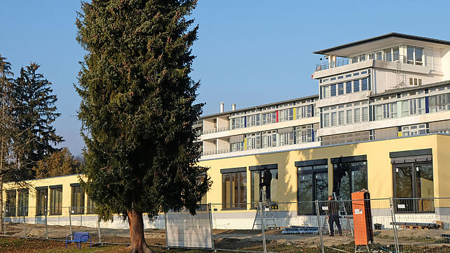 Eingeschossig liegt der Flachbau der neuen Geriatrie-Station, die in Modulbauweise erstellt ist, vor dem Haupthaus des Helios-Spitals. ...