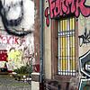 Graffiti an einer Hauswand.