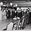 1985 wurde das Zunfthaus übergeben. Das Archivbild zeigt Bürgermeister Karl Schneider (links) und seinen Vorgänger Bernhard Blenkle ...