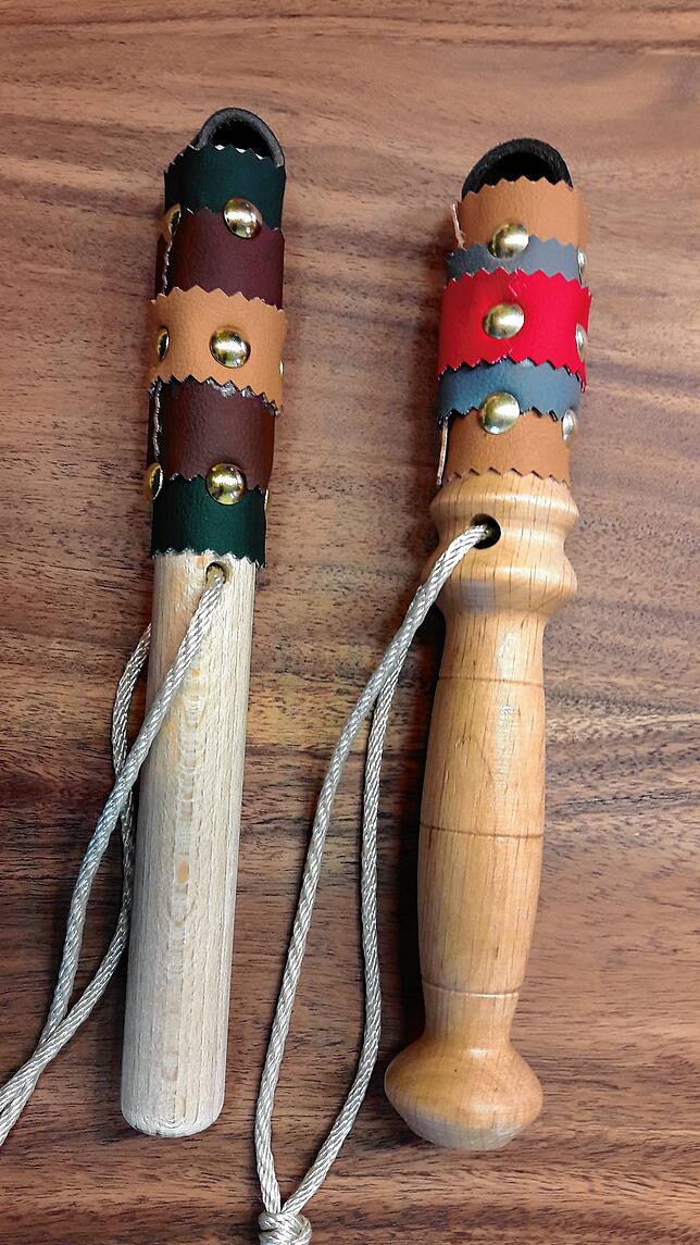 Links ein Griff für Karbatschen bis zu 2,50 Metern Länge, daneben eine in Handarbeit gedrechselter Griff für längere Karbatschen ab 2,80 ...