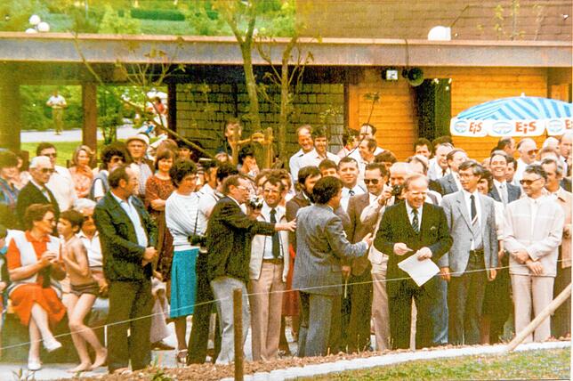 20. Mai 1983: Das Wellenbad Ailingen wird mit einem Festakt eingeweiht. Oberbürgermeister Martin Herzog hält Unterlagen in der Hand, ...