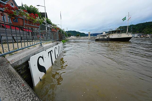 Ein Schild mit dem Ortsnamen von St. Goar in Rheinland-Pfalz ist vom Rheinhochwasser umspült.