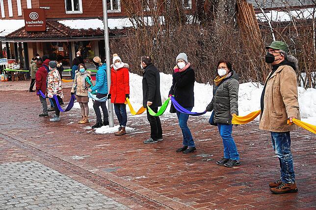 Noch Mitte Februar setzte eine stattliche Menschenkette mit fast 200 Teilnehmern rund um den Furtwanger Marktplatz ein Zeichen für ein ...