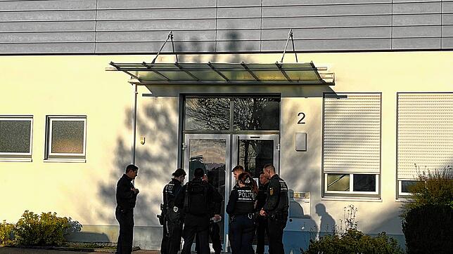 Neben der Polizei sind am Mittwoch auch viele Helfer von Rettungsorganisation im Einsatz, um den 76-Jährigen zu finden.