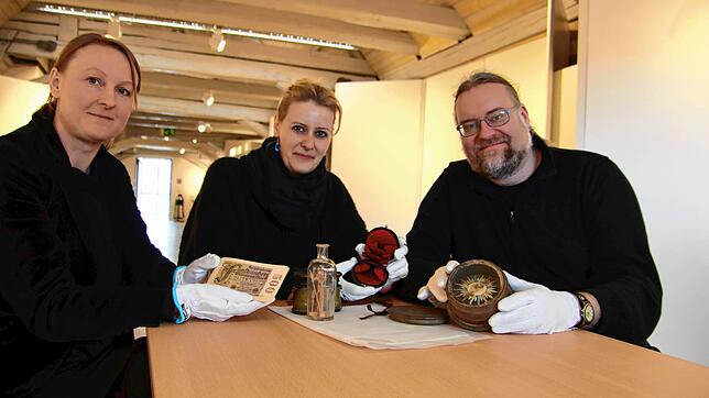 Sybille Trefflich vom Stadtarchiv Stockach, Kunsthistorikerin Ines Stadie und Historiker Ulrich Büttner haben im Museumsdepot nach ...