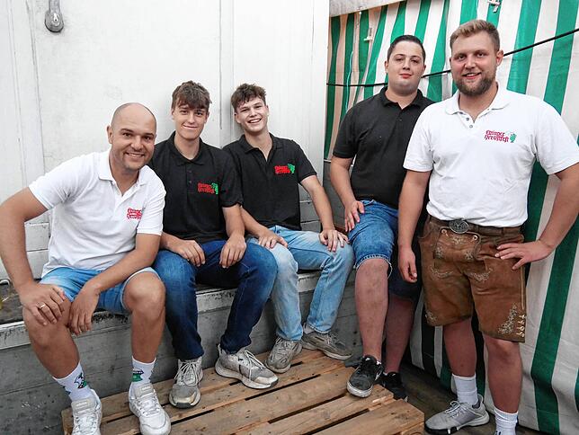 Die Pause war bitter nötig: SÜDKURIER-Redakteur Matthias Güntert muss mal an die frische Luft. Im Bild (von links): Jan Beising, Marvin ...