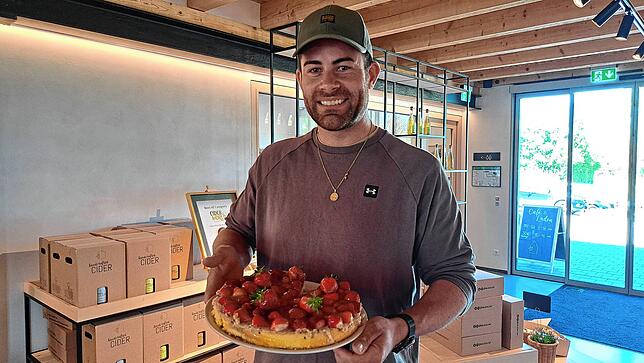 Die ersten Erdbeeren aus Freilandanbau wandern nicht nur in die Schale zum direkten Verkauf. Bruno Stotz vom Stotz Hof hält im Café des ...