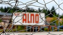 Das Firmenlogo des Küchenbauers Alno am Stammsitz in Pfullendorf hinter einem Zaun: Einst war das Unternehmen der größte Küchenbauer ...