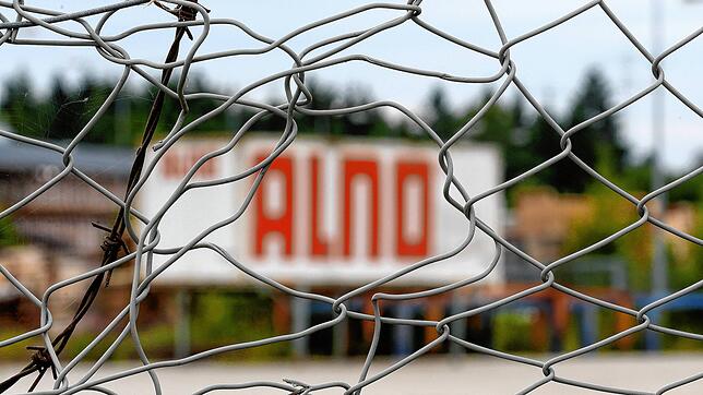 Das Firmenlogo des Küchenbauers Alno am Stammsitz in Pfullendorf hinter einem Zaun: Einst war das Unternehmen der größte Küchenbauer ...