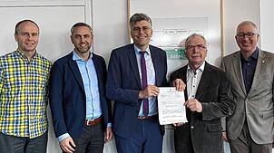 Sie freuen sich auf die neue Brücke in Görwihl-Strittmatt (von links) Christoph Frei, ausführender Ingenieur Amt für Flurneuordnung, ...