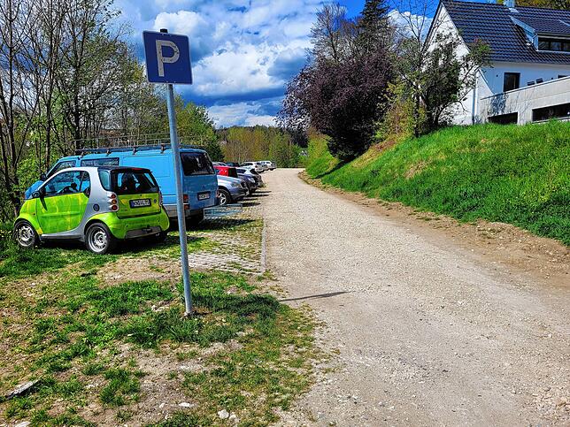 Gibt es genügend Parkplätze am Schloßplatz? Darüber sind sich David Hilker und Ortsvorsteher Michael Junginger nicht einig. Diesen ...