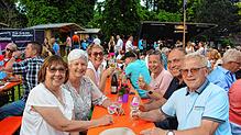 Schon am Nachmittag war die Stimmung hervorragend, auch wenn wie hier am Samstag noch einige Plätze frei waren. Abends mussten wegen der ...