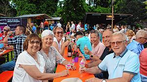 Schon am Nachmittag war die Stimmung hervorragend, auch wenn wie hier am Samstag noch einige Plätze frei waren. Abends mussten wegen der ...