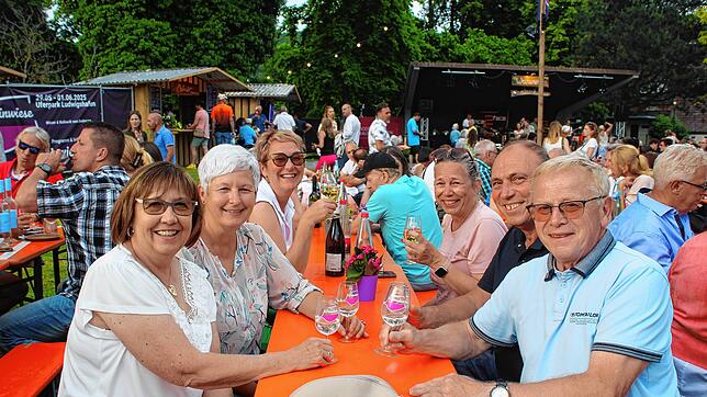 Schon am Nachmittag war die Stimmung hervorragend, auch wenn wie hier am Samstag noch einige Plätze frei waren. Abends mussten wegen der ...