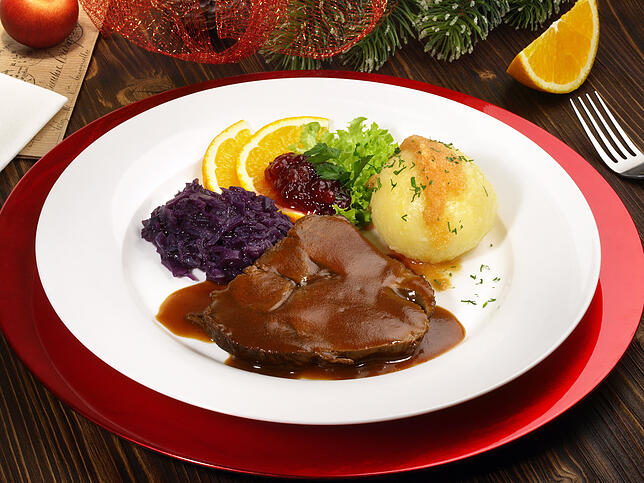 Herbstlich und fein: Rehbraten mit Rotkohl.