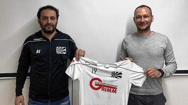 FC 08-Sportvorstand Arash Yahyaijan (links) freut sich über die Verpflichtung von Marijan Tucakovoc als neuen Cheftrainer der Villinger ...