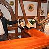 Dietmar Bitzenhofer (rechts) freut sich, das mit Kevin Maraun ein würdiger Nachfolger für die Einzelfigur des Narrenbüttels gefunden ...
