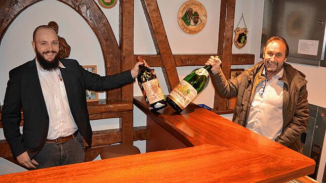 Dietmar Bitzenhofer (rechts) freut sich, das mit Kevin Maraun ein würdiger Nachfolger für die Einzelfigur des Narrenbüttels gefunden ...