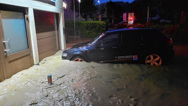 So hoch standen die schlammigen Fluten vor der Garage des Rheinkellers. Bild: Sascha Schatz