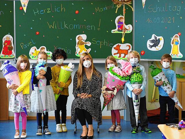 Aufgeregtes Geflatter in der Eulenklasse! In der jahrgangsgemischten Eulenklasse 1/2b nahmen die Zweitklässler und Klassenlehrerin ...