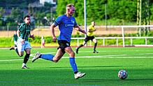 Auf dem Weg zum nächsten Tor: Mit dem zweifachen Torschützen Marius Thoma hatte der FC Zell beim 3:3 gegen die SG Mettingen/Krenkingen ...